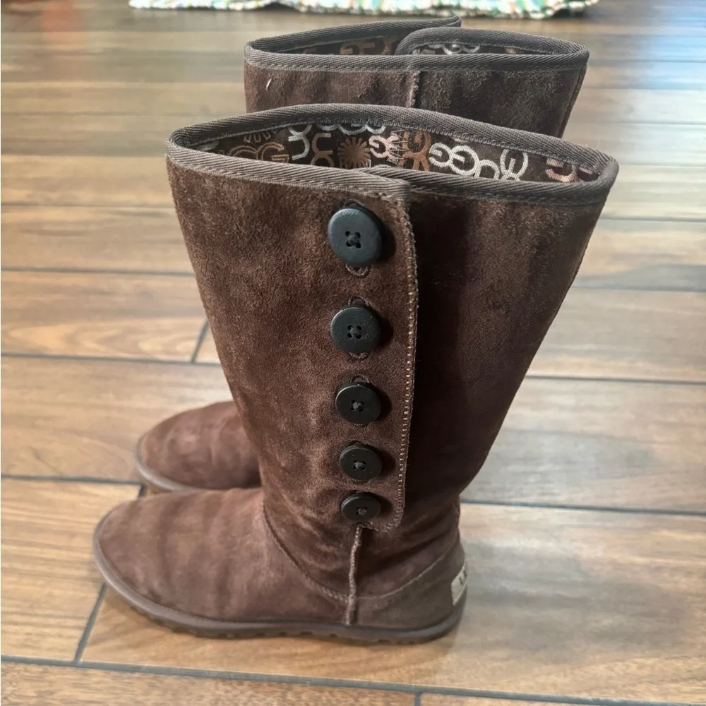 UGG Woman's Lo Pro Button Fold Over Brown Boots size 6
